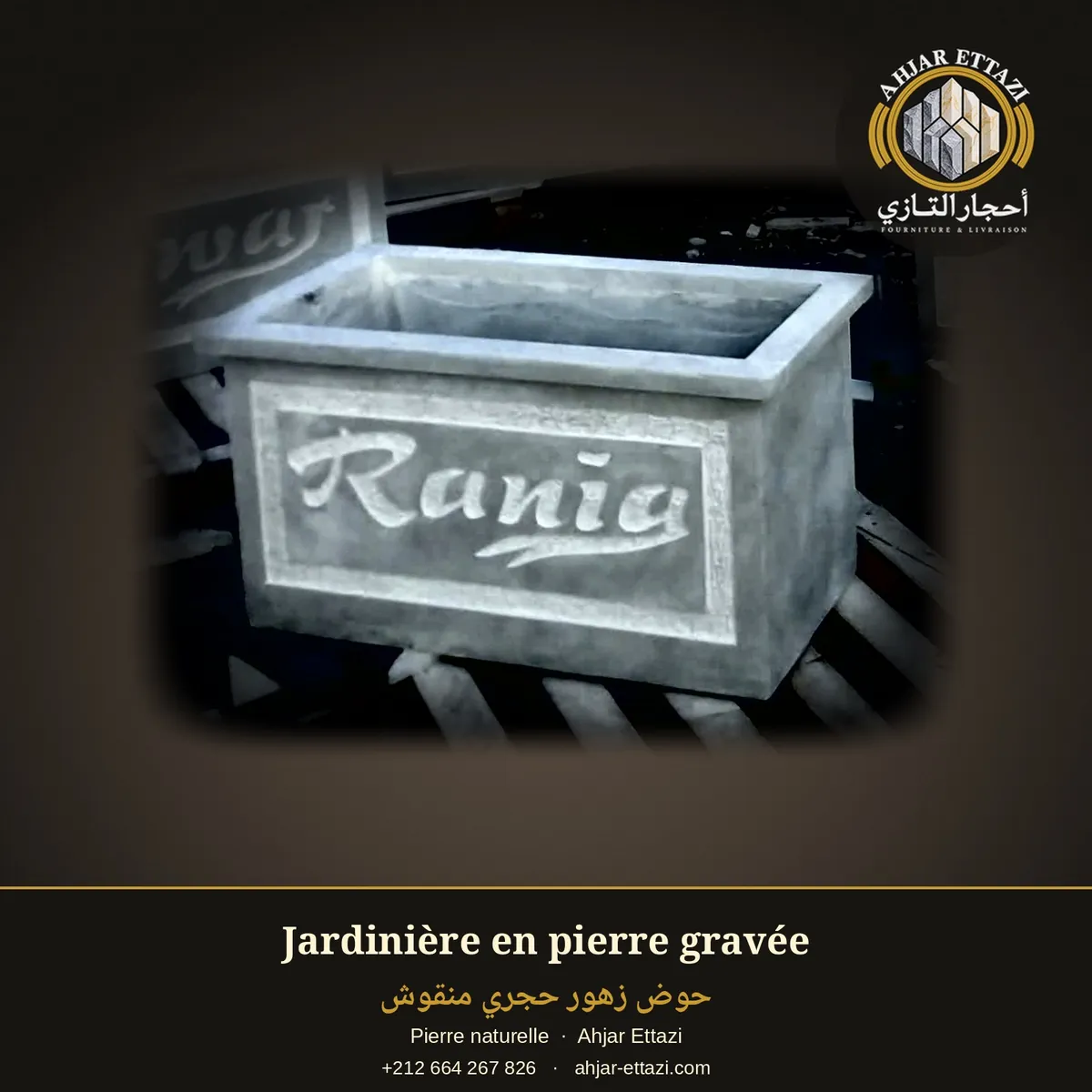 Jardinière en pierre gravée