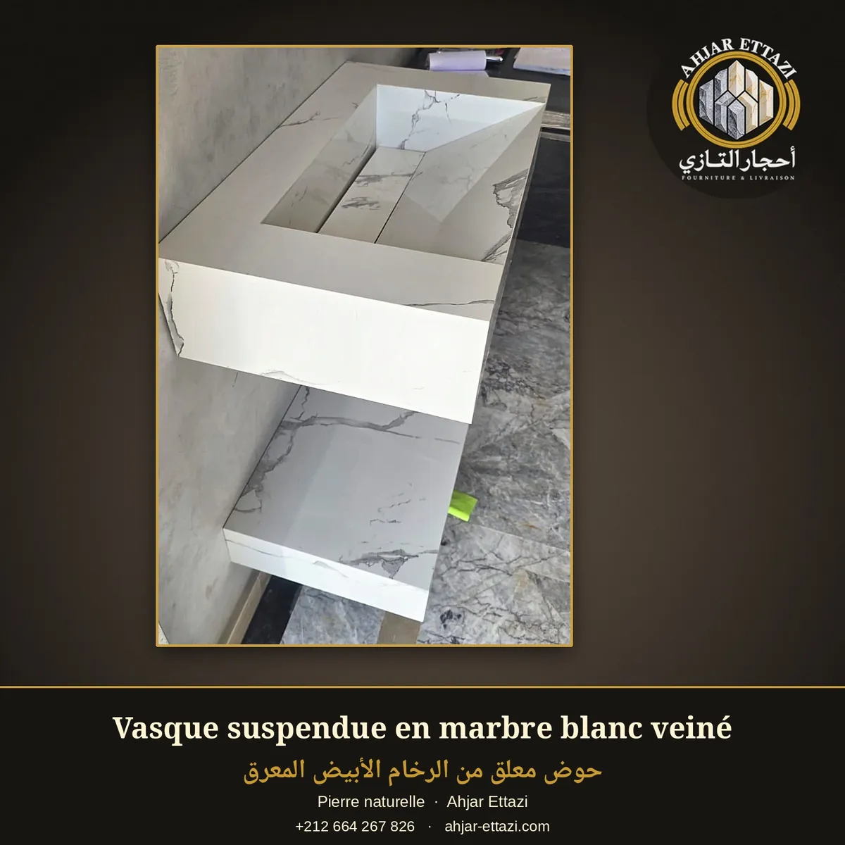 Vasque suspendue en marbre blanc veiné