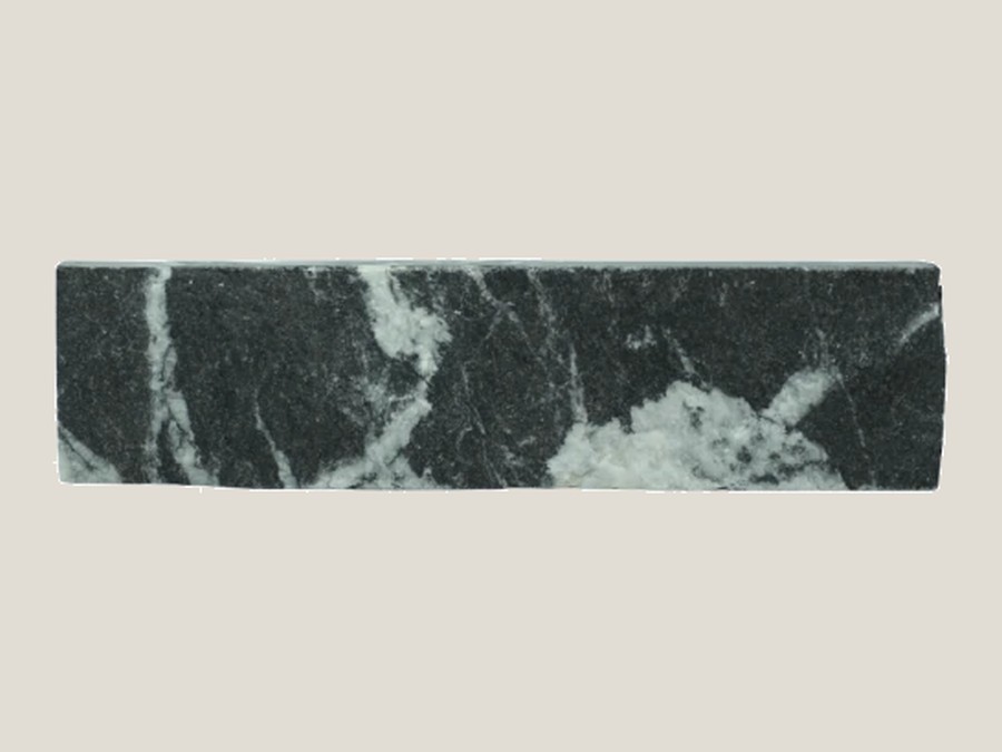 Marbre noir veiné clivé