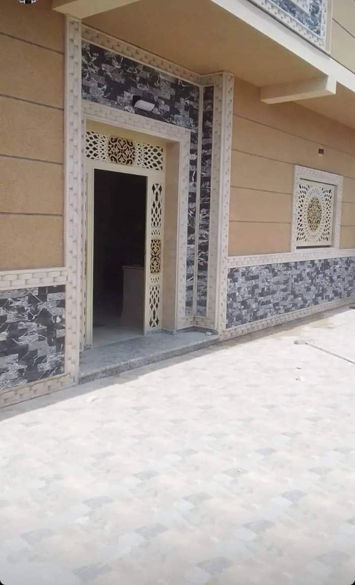 Entrée contemporaine avec parement en pierre